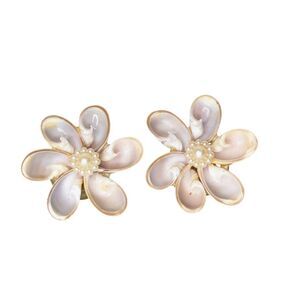 Vintage Sea Shell Flower Shaped Clip On Earrings Unique Cream Light Purple Luau